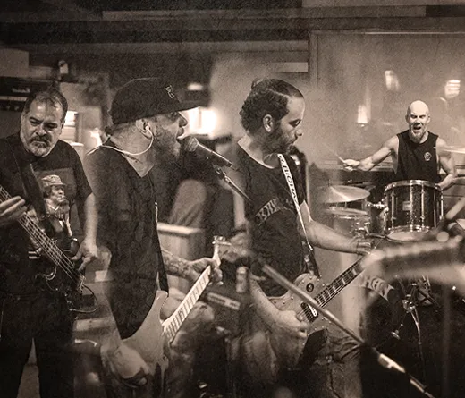La energía, la pasión por la música y la determinación de las artes marciales se fusionan a través del Hard Rock, el Punk y el Metal: la banda debuta en vivo en un concierto vibrante